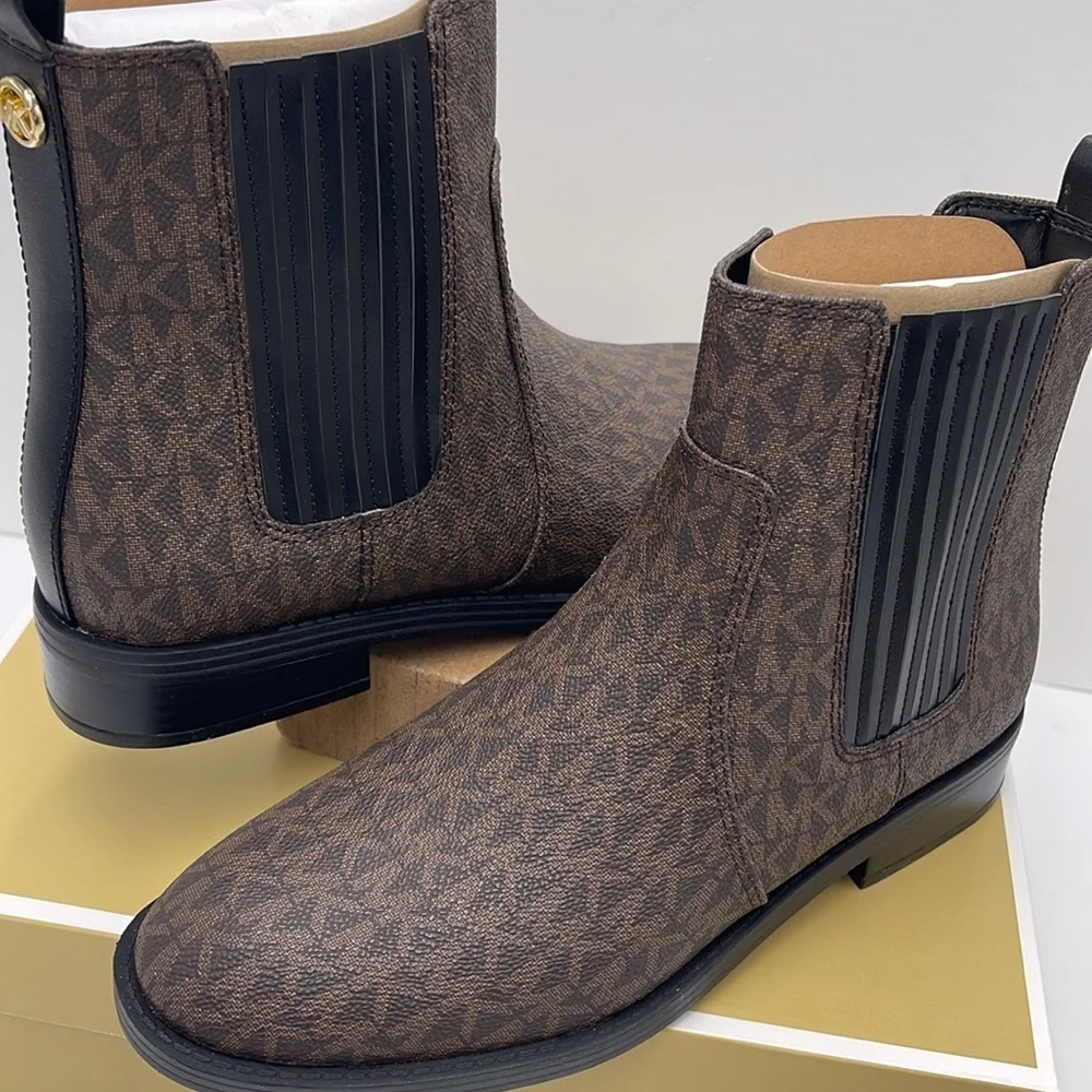 Michael Kors ELLA FLAT BOOTIE MK SIG SM
49F4ELFE5B
BROWN - Picture 10 of 16